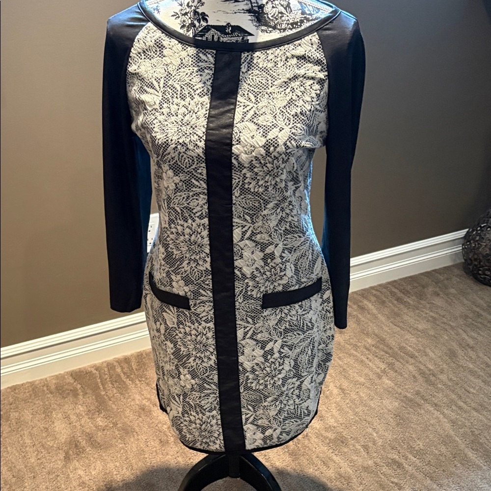 Black and White Lace-Print Long Sleeve Shift Dress with Faux-Pocket Detail